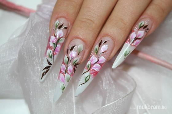 Kun Szilvia - akril virágok - 2011-04-27 16:03