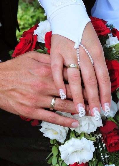 Műkörmös képek - Grósz Bernadett - Esküvői köröm, porcelán virágokkal